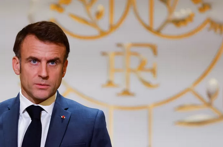 “Une trahison”: une tribune largement signée appelle Macron à “ne pas promulguer” la loi immigration