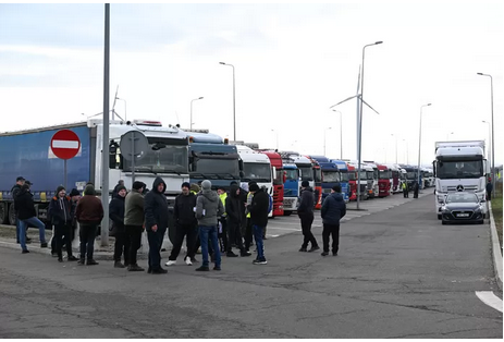 Les transporteurs polonais suspendent leur blocage de la frontière ukrainienne