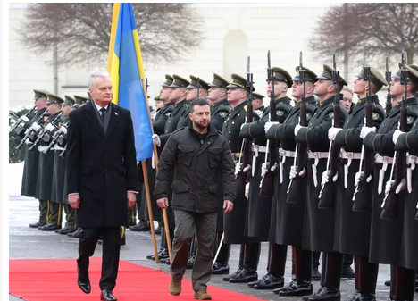 Zelensky en déplacement dans les pays Baltes, au moment où l’aide à Kiev s’effrite