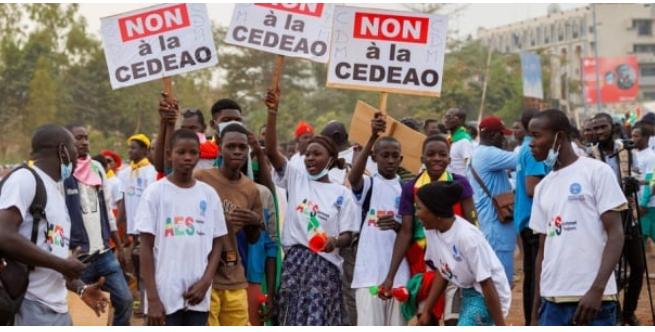 Mali: manifestations de soutien au retrait de la Cedeao