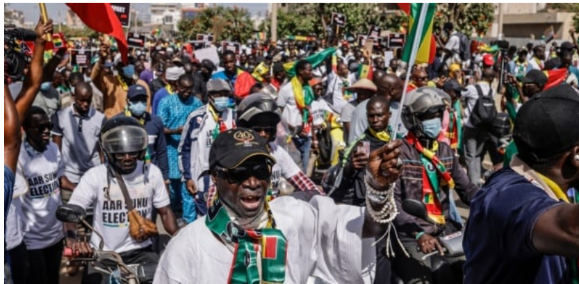 « Non au coup d’État constitutionnel », « Free Sénégal : des milliers de manifestants ont pu marcher dans le calme