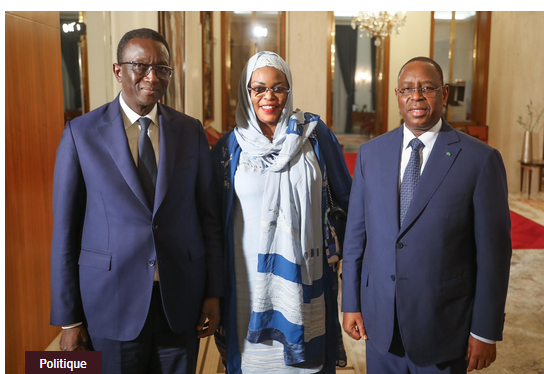 Amadou Ba pose avec le couple prèsidentiel