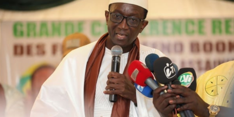 Avant de reprendre sa campagne : Amadou Bâ s’est longuement recueilli sur la tombe de…