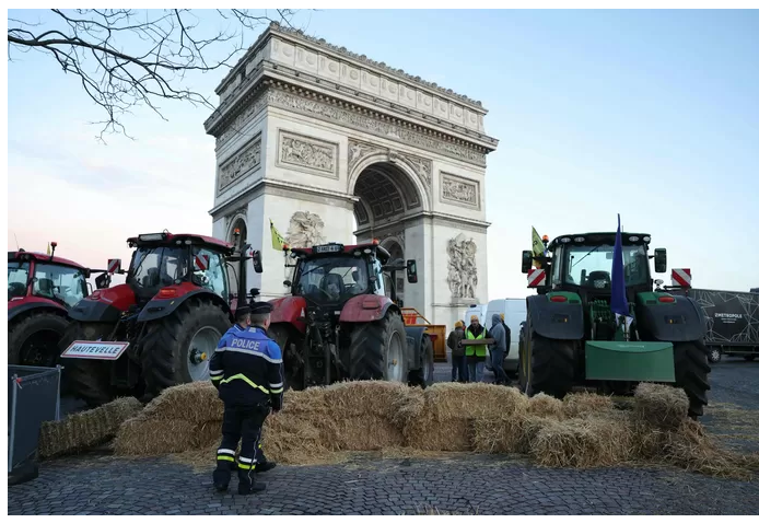 Des agriculteurs mènent une action autour de l’Arc de Triomphe à Paris