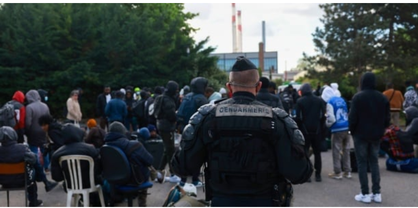 Le plus grand squat de France évacué, des migrants déboussolés