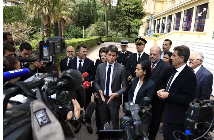 “Il est méchant Macron”, lance un adolescent à Gabriel Attal