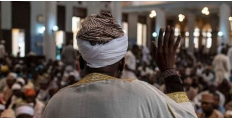 Insolite à Derklé : en pleine prière, deux fidèles attaquent l’imam et l’expulsent de la mosquée pour…