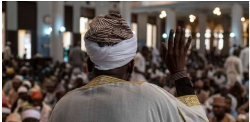 Insolite à Derklé : en pleine prière, deux fidèles attaquent l’imam et l’expulsent de la mosquée pour…