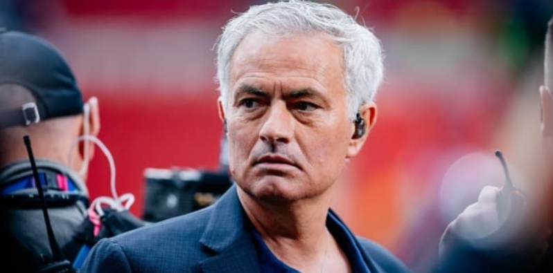 MERCATO: MOURINHO SIGNE SON CONTRAT AVEC FENERBAHÇE EN PLEIN STADE, DEVANT UNE FOULE EN DÉLIRE