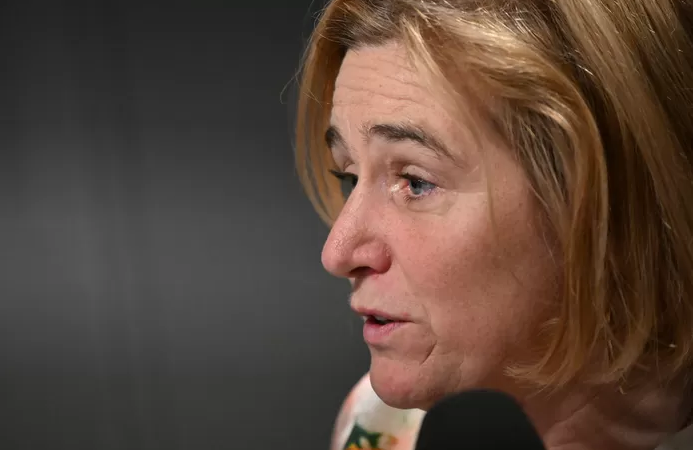 La formatrice bruxelloise Elke Van den Brandt clôt un premier tour de consultations, avec le PTB