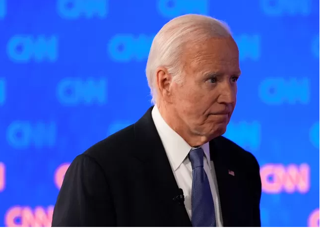 “C’est fini”: les démocrates réfléchiraient à remplacer Joe Biden après sa “défaite embarrassante” lors du débat avec Trump