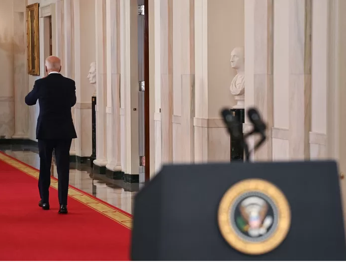 Bourdes, dérapages et débat raté contre Trump: comment le retrait de Joe Biden est devenu inévitable