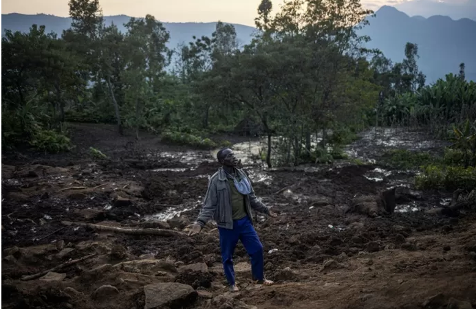 Glissement de terrain en Éthiopie: des survivants cherchent désespérément leurs proches ensevelis