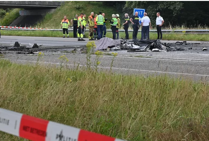 Un petit avion s’écrase sur une autoroute aux Pays-Bas, le pilote est mort