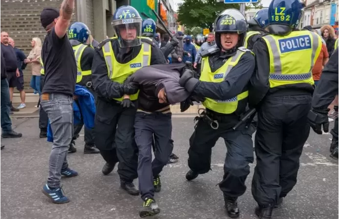 Le Royaume-Uni agité par des émeutes: les premières peines de prison prononcées pour les suspects interpellés