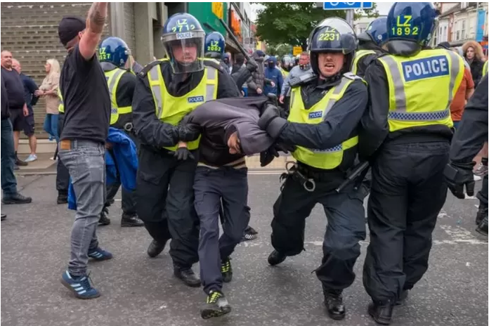 Le Royaume-Uni agité par des émeutes: les premières peines de prison prononcées pour les suspects interpellés