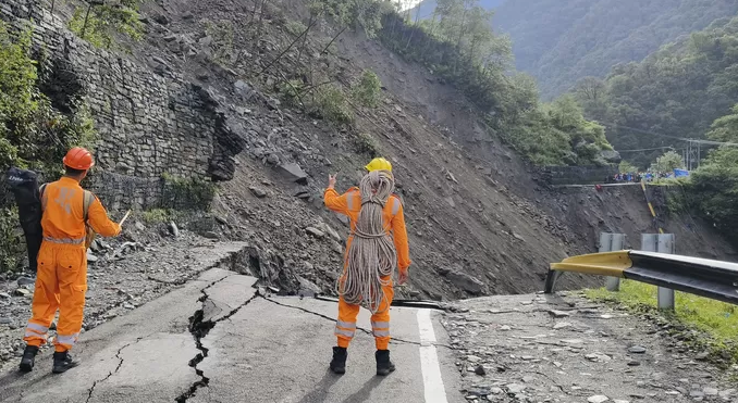 Des crues font 13 morts dans l’Himalaya, des milliers de pèlerins hindous bloqués