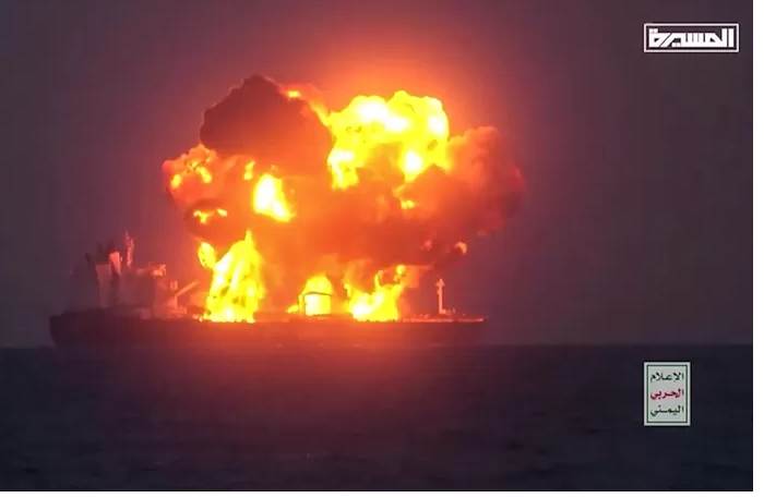 Un cargo avec 150.000 tonnes de pétrole brut en feu dans la mer Rouge: “Catastrophe écologique”