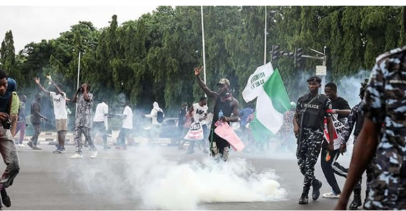 Nigeria: la police affirme avoir arrêté des manifestants avec des drapeaux russes