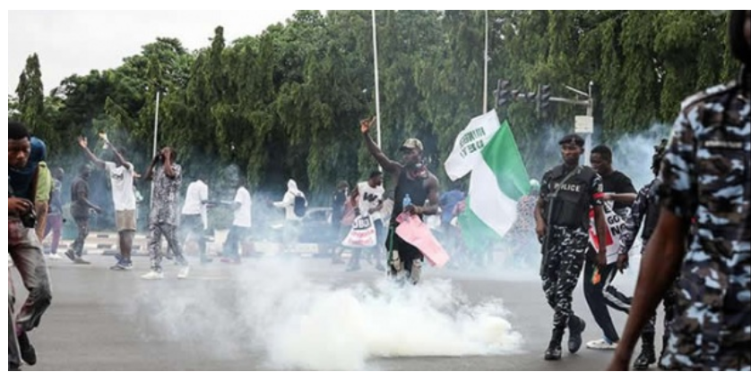 Nigeria: la police affirme avoir arrêté des manifestants avec des drapeaux russes