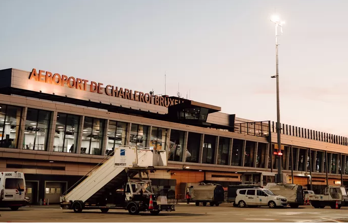 Tous les vols annulés à Charleroi en raison d’une “grève sauvage”: les syndicats bloquent les pistes