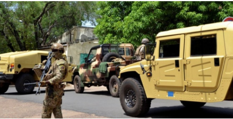 Mali: attaque contre un camp militaire, tirs et explosions à Bamako