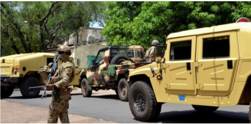 Mali: attaque contre un camp militaire, tirs et explosions à Bamako