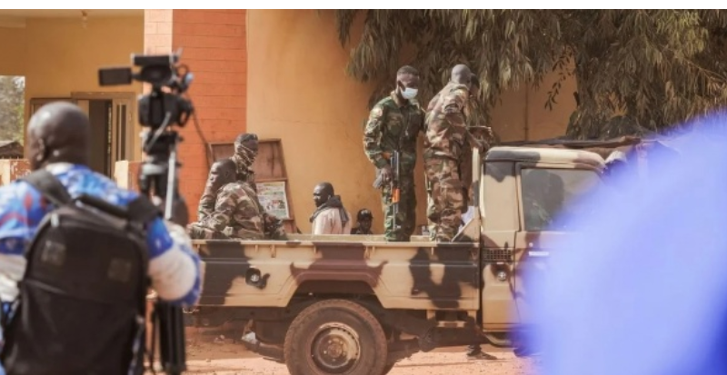 Attaque à Bamako: la télévision malienne montre une vingtaine de prisonniers