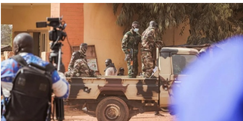 Attaque à Bamako: la télévision malienne montre une vingtaine de prisonniers