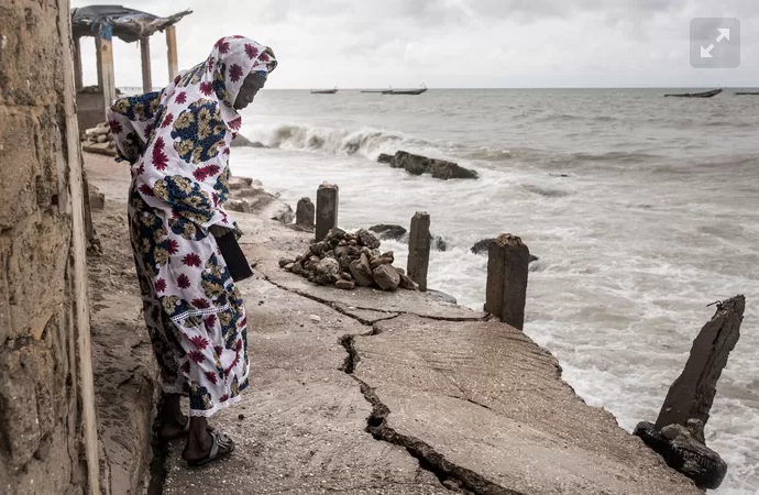 “J’ai du mal à fermer l’œil”: la montée des eaux menace d’engloutir une ville côtière du Sénégal