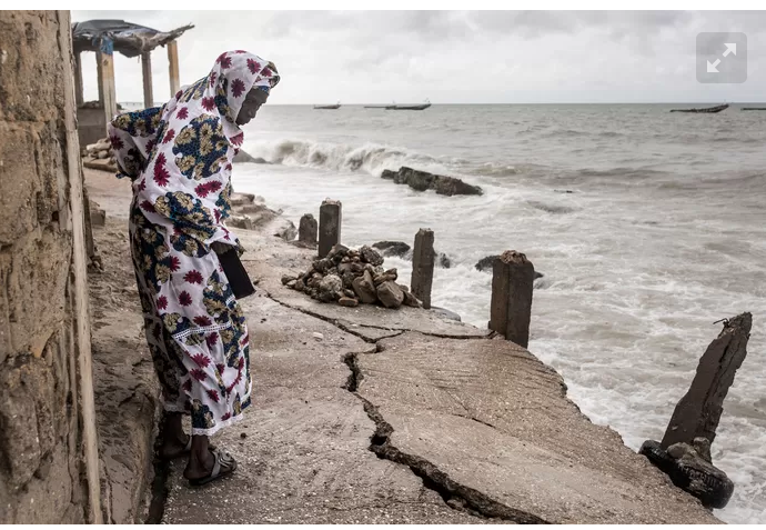 “J’ai du mal à fermer l’œil”: la montée des eaux menace d’engloutir une ville côtière du Sénégal