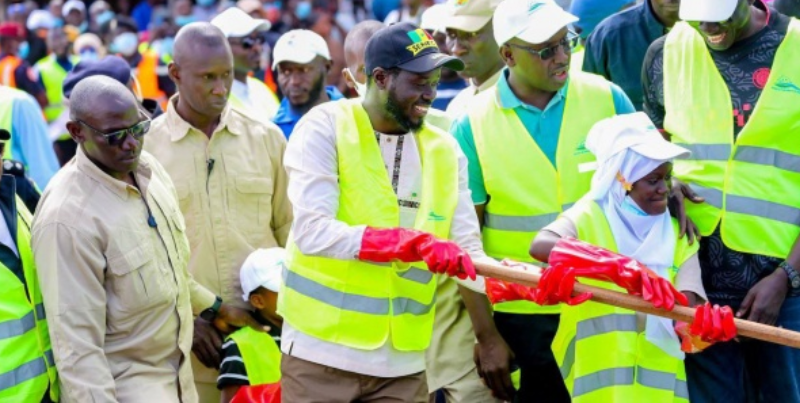 « Sétal Sunu Rèew » consacrée à l’école : Le Président Bassirou Diomaye Diakhar Faye au Lycée Demba Diop de Mbour, Ousmane Sonko à l’université de Ziguinchor