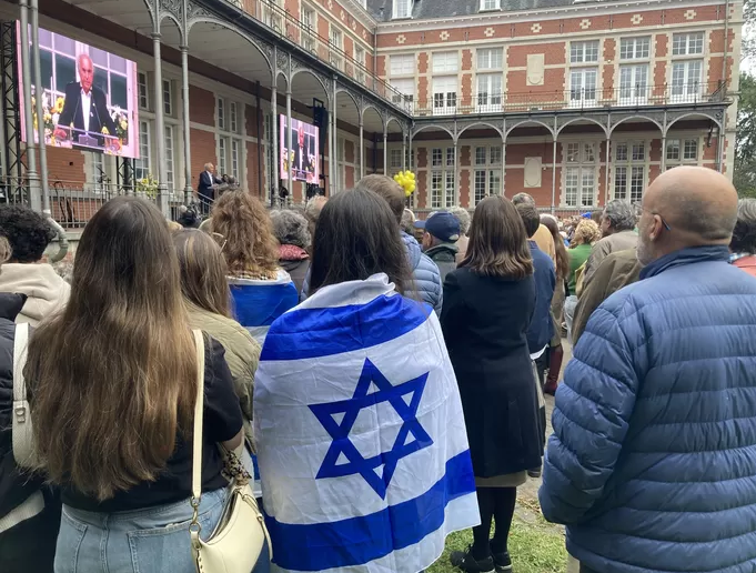 Plus d’un millier de personnes lors d’une cérémonie en hommage aux otages israéliens à Uccle