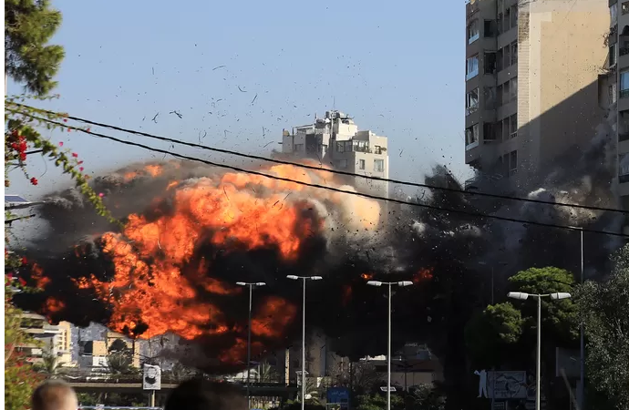 Un immeuble touché par une nouvelle frappe sur la banlieue sud de Beyrouth s’effondre