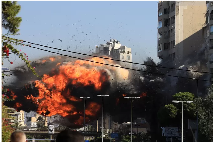 Un immeuble touché par une nouvelle frappe sur la banlieue sud de Beyrouth s’effondre