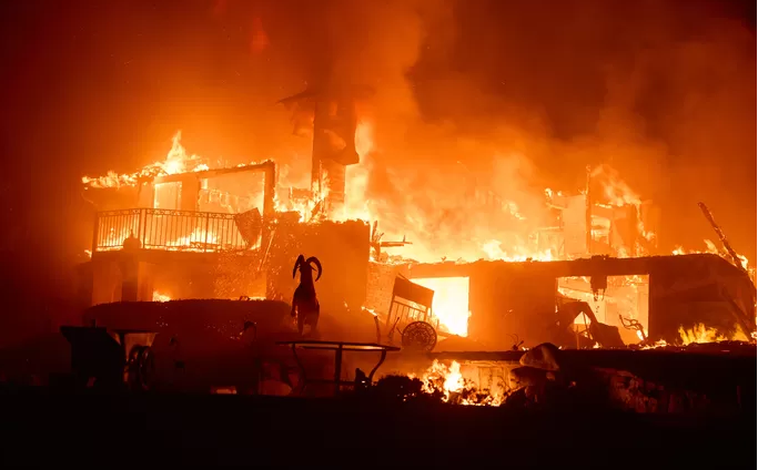 “La situation est terrible”: un incendie se propage rapidement près de Los Angeles, des habitants évacués