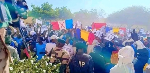 « Tchad hourra, France barra »: manifestation pour le départ des troupes françaises à N’Djamena