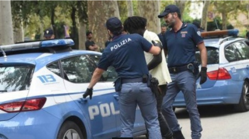 Italie : un Sénégalais tente de tuer un policier, le film de l’agression