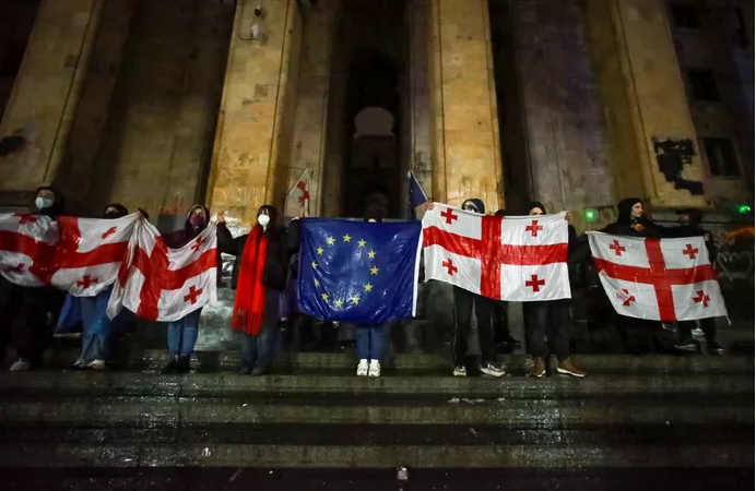 La mobilisation pro-européenne ne faiblit pas en Géorgie: quatrième nuit de manifestations