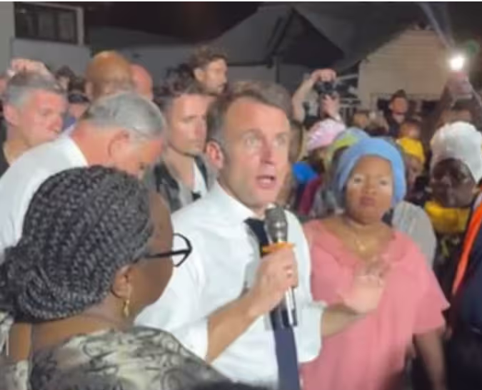 Macron chahuté à Mayotte: “Si ce n’était pas la France, vous seriez 10.000 fois plus dans la merde”