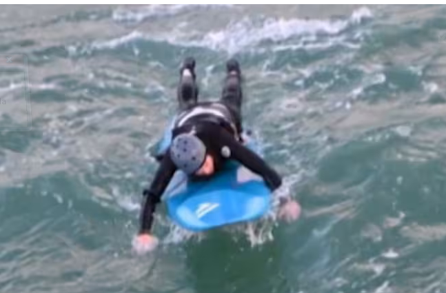 “Un petit miracle”: un homme survit 16 heures accroché à sa planche à voile en pleine tempête