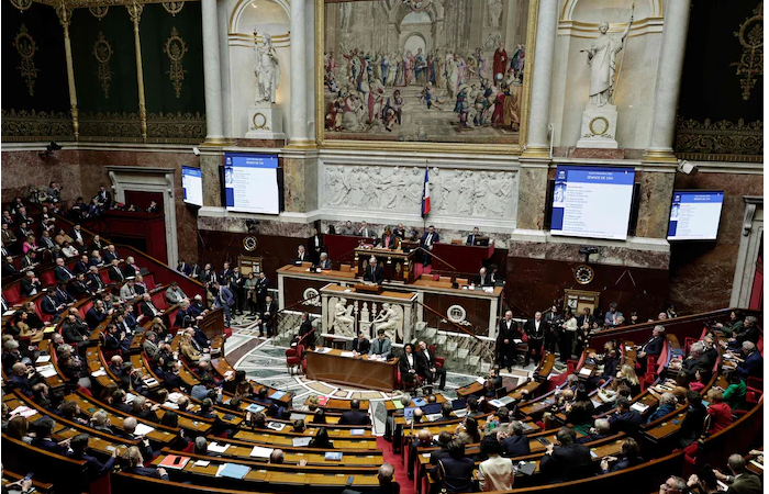 Les motions de censure déposées par la gauche et le RN contre le gouvernement Barnier examinées mercredi