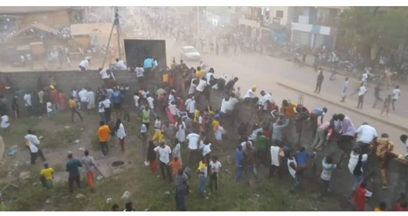 Guinée : des dizaines de morts dans des heurts lors d’un match de foot