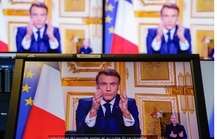 Emmanuel Macron à la recherche d’un nouvel “arc de gouvernement”: Bayrou futur Premier ministre?