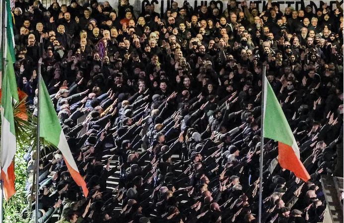 Des centaines de personnes font le salut fasciste à Rome lors d’un rassemblement