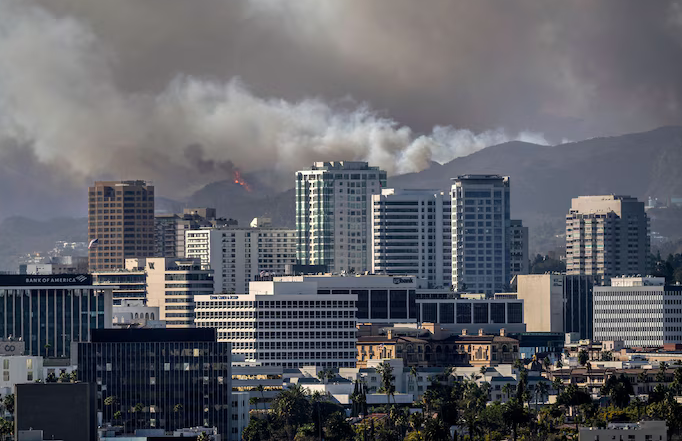 Plus de 30.000 personnes évacuées à Los Angeles, l’incendie aux portes de la ville: “Un danger mortel”