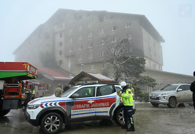 19 personnes incarcérées après l’incendie d’un hôtel qui a fait 78 morts en Turquie