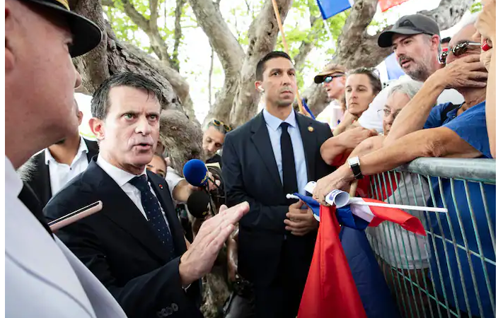 Manuel Valls hué lors d’une visite en Nouvelle-Calédonie