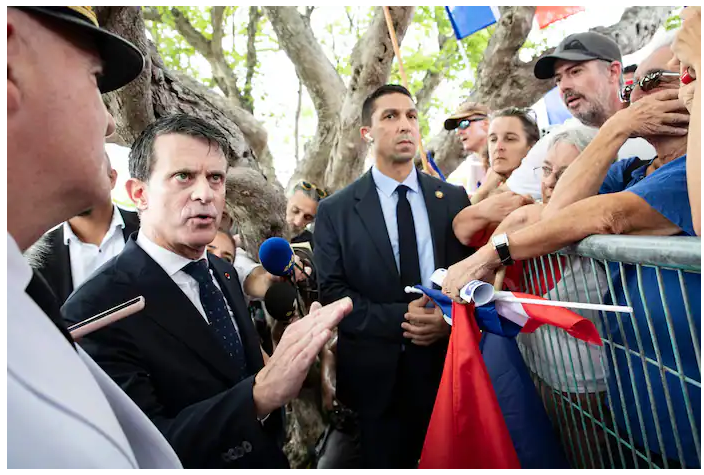 Manuel Valls hué lors d’une visite en Nouvelle-Calédonie