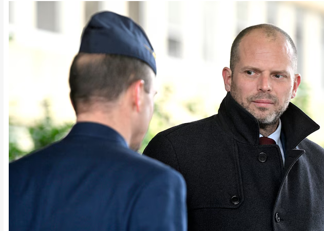 Un service militaire volontaire et des blindés sur le site d’Audi: le plan de Francken pour préparer le pays à la guerre